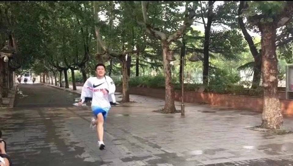 Hình ảnh nam sinh nhảy múa, chạy như bay sung sướng trước cổng trường vì đã thi xong Đại học gây bão mạng-2