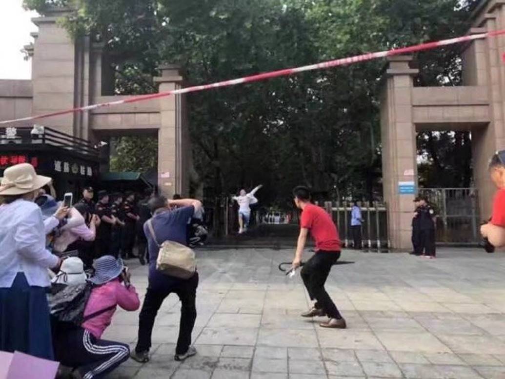 Hình ảnh nam sinh nhảy múa, chạy như bay sung sướng trước cổng trường vì đã thi xong Đại học gây bão mạng-3