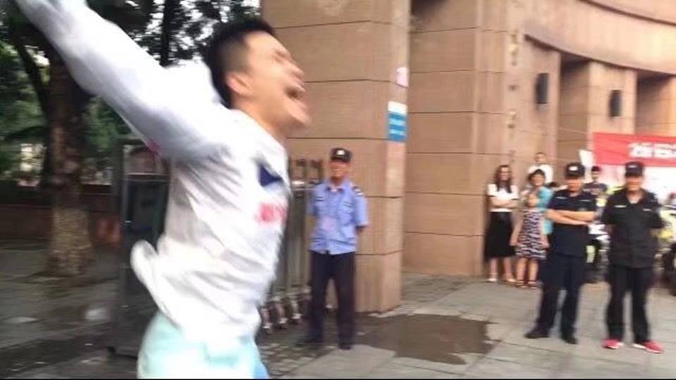 Hình ảnh nam sinh nhảy múa, chạy như bay sung sướng trước cổng trường vì đã thi xong Đại học gây bão mạng-4