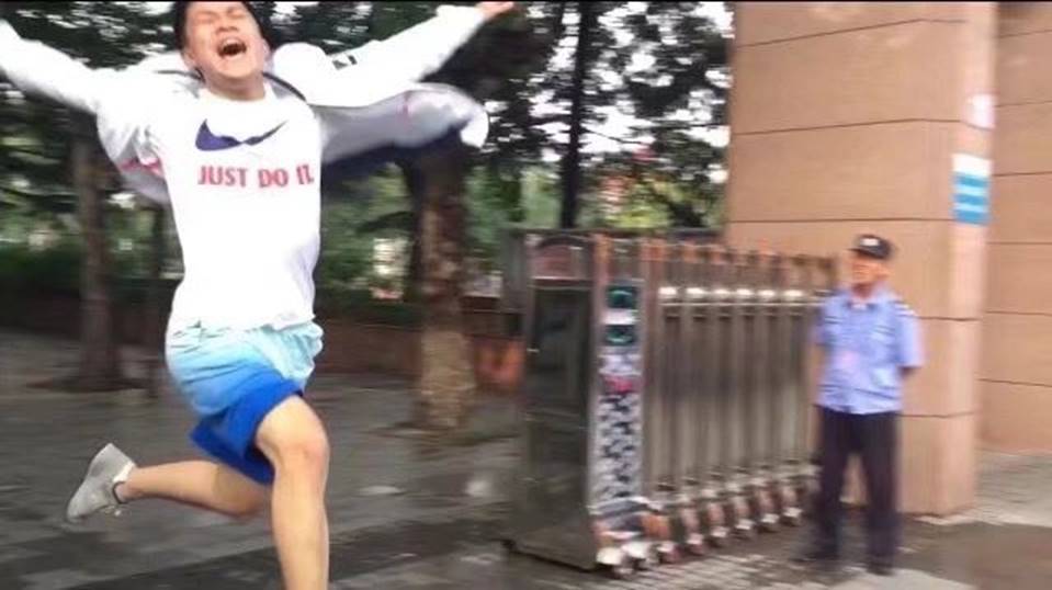 Hình ảnh nam sinh nhảy múa, chạy như bay sung sướng trước cổng trường vì đã thi xong Đại học gây bão mạng-5