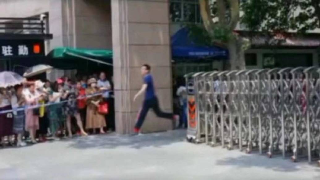 Hình ảnh nam sinh nhảy múa, chạy như bay sung sướng trước cổng trường vì đã thi xong Đại học gây bão mạng-6