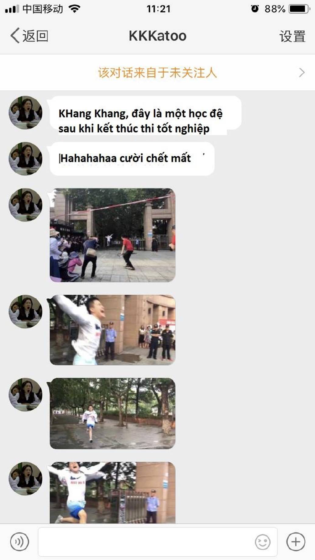 Hình ảnh nam sinh nhảy múa, chạy như bay sung sướng trước cổng trường vì đã thi xong Đại học gây bão mạng-1