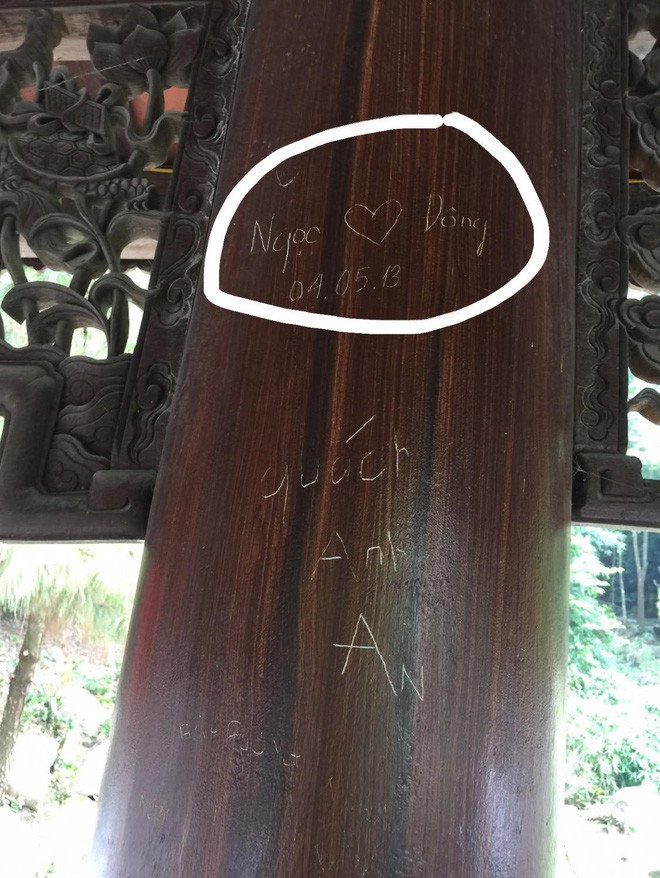 Xuất hiện nhiều bút tích xấu xí và phản cảm trên cột gỗ chùa Côn Sơn khiến cộng đồng mạng ngán ngẩm-1