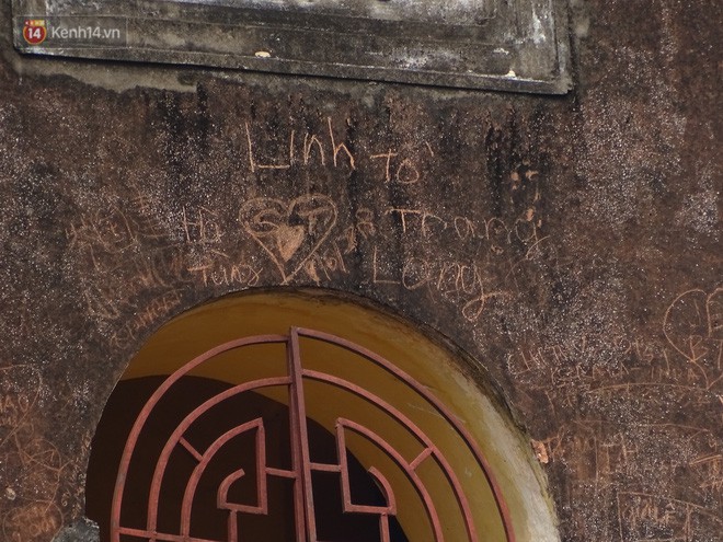 Xuất hiện nhiều bút tích xấu xí và phản cảm trên cột gỗ chùa Côn Sơn khiến cộng đồng mạng ngán ngẩm-3