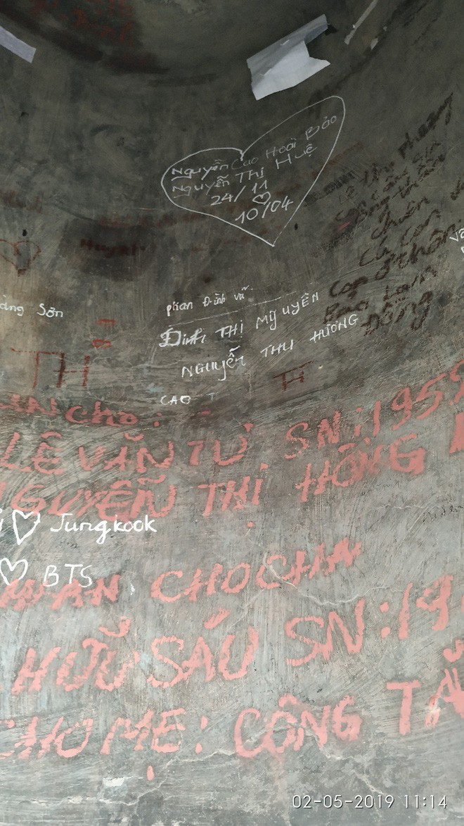 Xuất hiện nhiều bút tích xấu xí và phản cảm trên cột gỗ chùa Côn Sơn khiến cộng đồng mạng ngán ngẩm-5