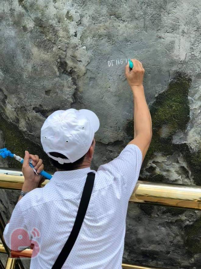 Xuất hiện nhiều bút tích xấu xí và phản cảm trên cột gỗ chùa Côn Sơn khiến cộng đồng mạng ngán ngẩm-6