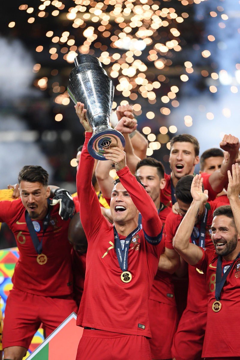 Biểu cảm hài hước của Ronaldo sau khi cùng đồng đội tuyển Bồ Đào Nha làm nên lịch sử ở UEFA Nations League-4