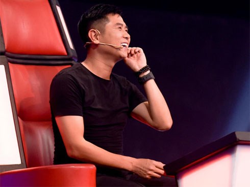 Khán giả bất bình tố The Voice 'lừa đảo', giám khảo thiên vị hot girl