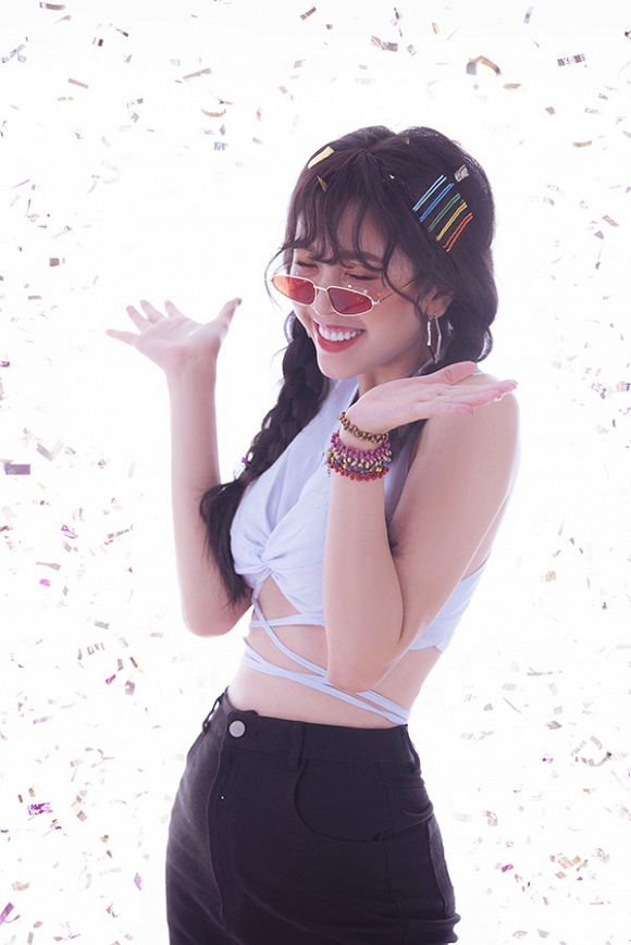 Hết bánh bèo, Á hậu Thuý An tinh nghịch trong bộ ảnh mừng sinh nhật-2