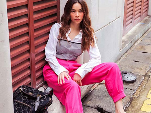 Khoe street style, Chi Pu pose dáng dạng rộng chẳng kém Hà Hồ - Ngọc Trinh đốt mắt chỉ bằng 1 chiếc áo croptop-10