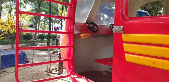 Hà Nội: Rơi máy bay mô hình trong công viên Linh Đàm, một cháu bé bị thương-1