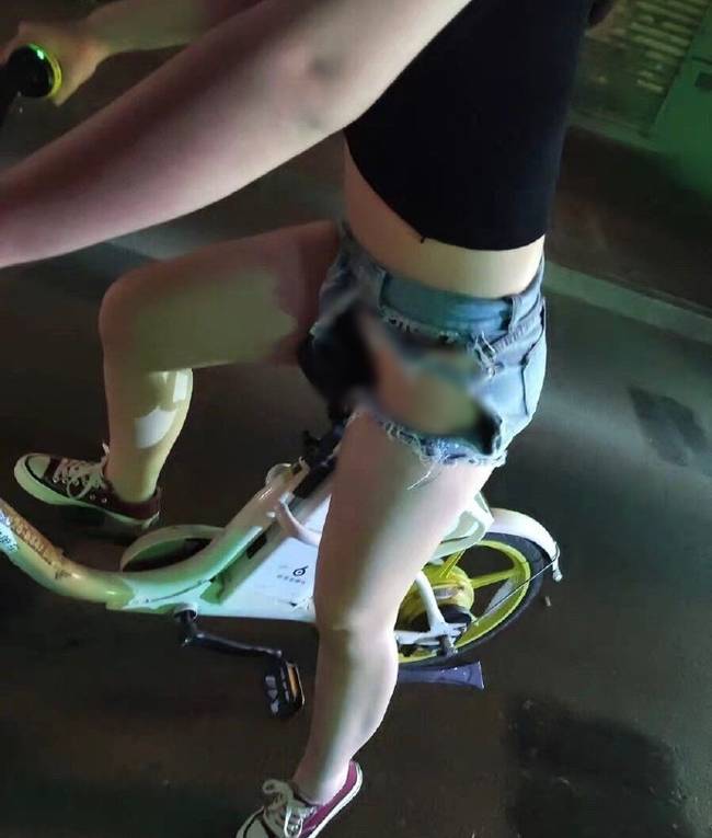 Cô gái mặc chiếc quần kiểu can lộ lộ diễu phố, dân mạng hỏi mặc thế thì nóng hay mát?-3