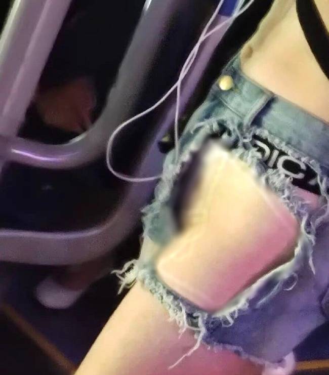 Cô gái mặc chiếc quần kiểu can lộ lộ diễu phố, dân mạng hỏi mặc thế thì nóng hay mát?-4