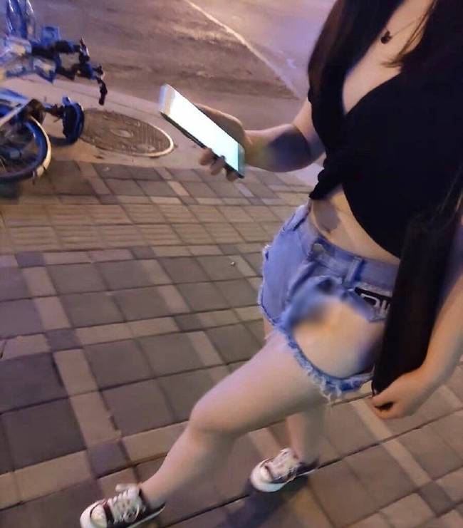 Cô gái mặc chiếc quần kiểu can lộ lộ diễu phố, dân mạng hỏi mặc thế thì nóng hay mát?-5