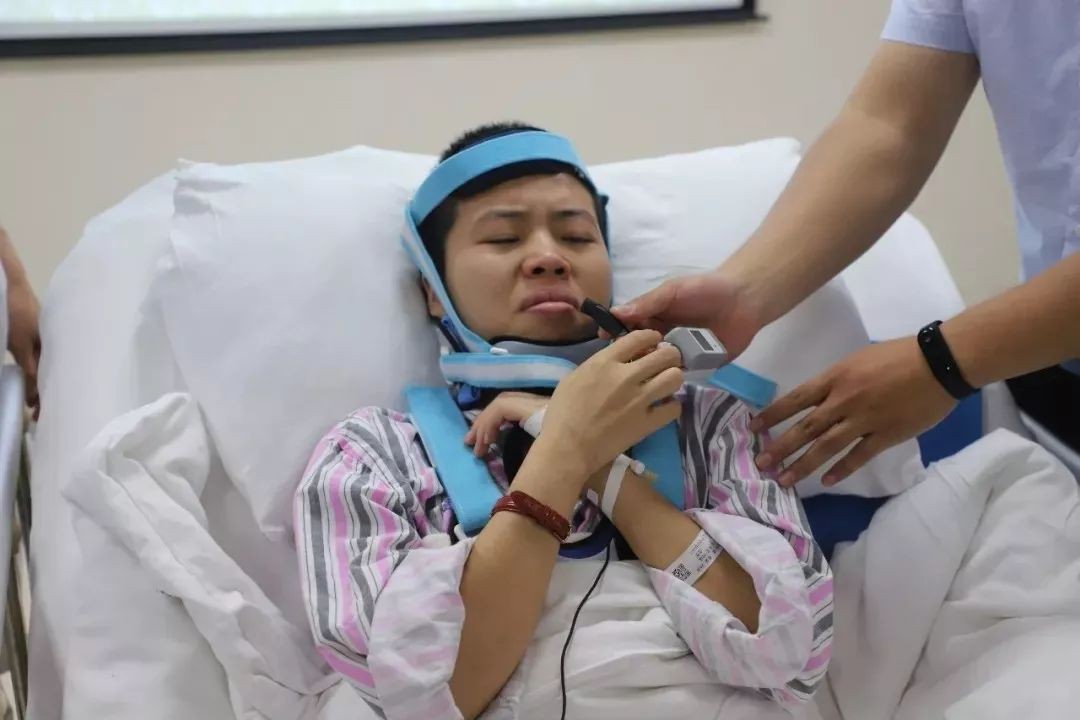 Câu chuyện về cô gái phải bảo vệ luận án thạc sĩ ngay trên giường bệnh gây xúc động mạnh-1