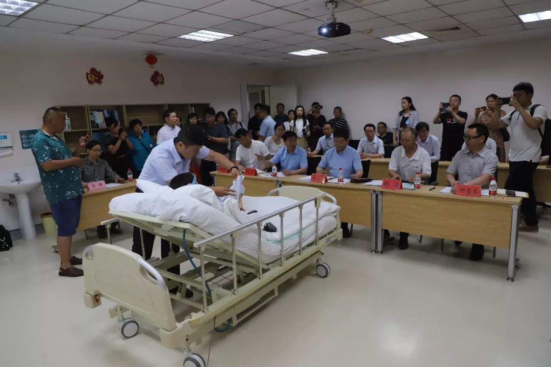 Câu chuyện về cô gái phải bảo vệ luận án thạc sĩ ngay trên giường bệnh gây xúc động mạnh-2