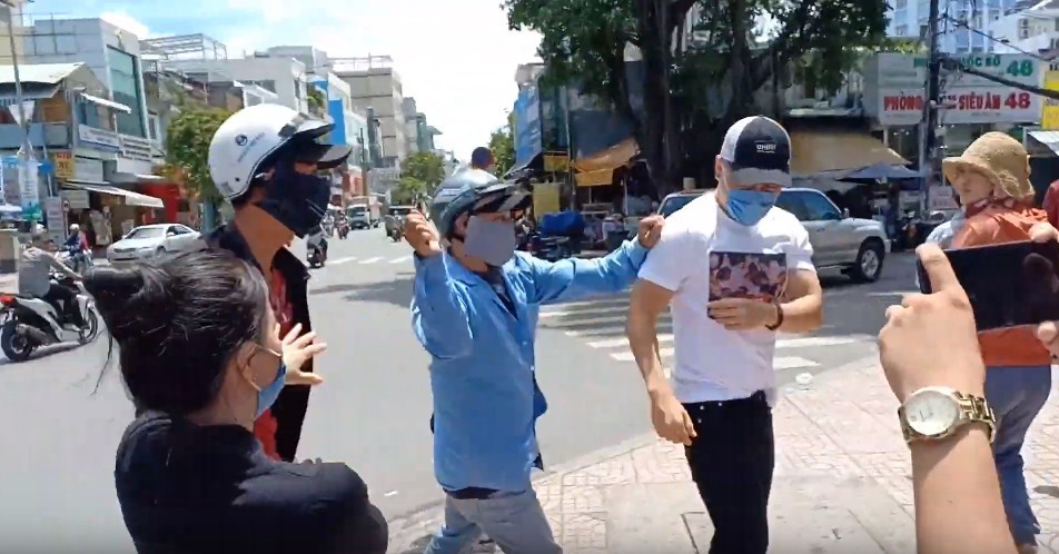 Nhân chứng vụ diễn viên Bảo Lâm bị đánh khi phát cơm từ thiện: Tôi chạy đến can thì bọn họ bảo đang diễn để quay phim chú ơi-4