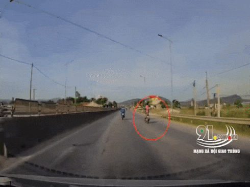 Phẫn nộ với bà mẹ chở con nhỏ đi đường với kiểu ngồi đầy nguy hiểm-1