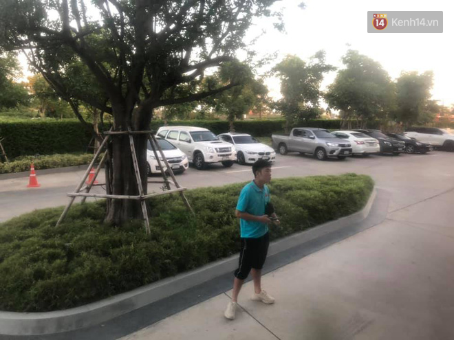 Hình ảnh đắt giá: Xuân Trường đứng lặng người tiễn tuyển Việt Nam rời Buriram-1