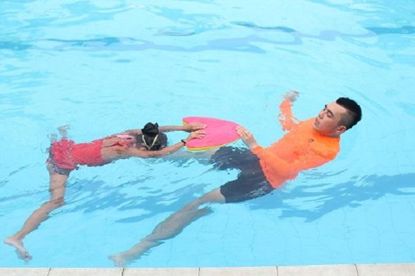 Chị em đổ xô đi bơi ngày nắng nóng, chuyên gia cảnh báo các bệnh nguy hiểm dễ mắc phải-3