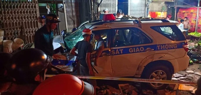 Vợ người tử nạn vì xe CSGT khóc kể: Chồng em ra đi khi con chưa kịp thôi nôi-1