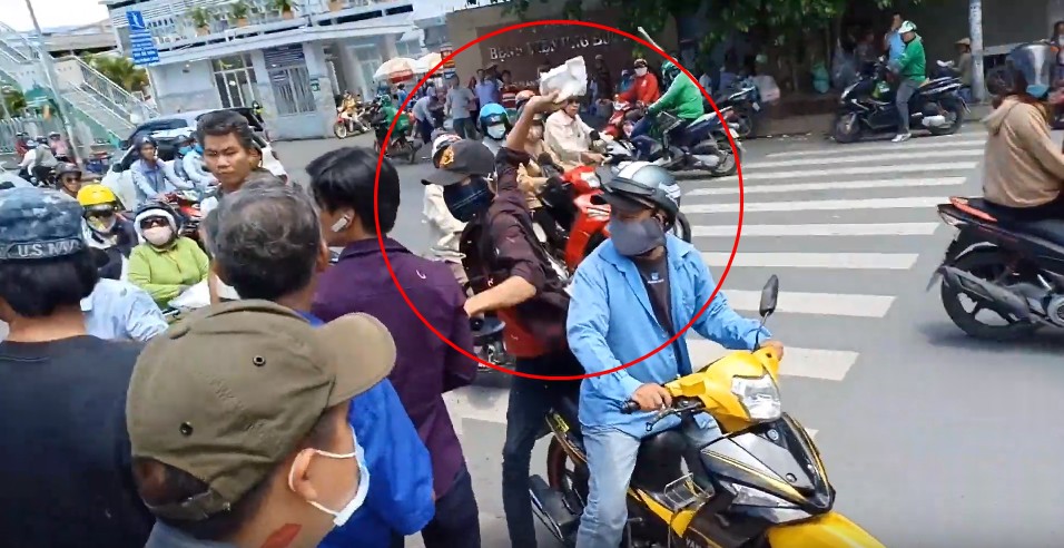 Lê Dương Bảo Lâm bị hành hung khi đang phát cơm từ thiện, đại diện nam diễn viên khẳng định không phải dàn dựng-1