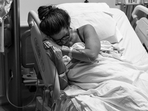 Bức ảnh người mẹ gục trên giường sinh sau khi 