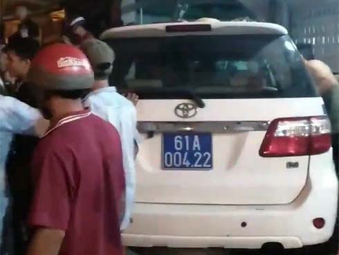 Ngửi thấy mùi hôi, phá cửa phòng nhà nghỉ xông vào phát hiện thi thể đang phân hủy-2