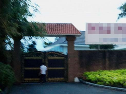 Ngửi thấy mùi hôi, phá cửa phòng nhà nghỉ xông vào phát hiện thi thể đang phân hủy