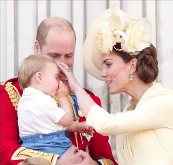 Khoảnh khắc Hoàng tử Louis lên cơn nghiện mút tay khiến người hâm mộ phát sốt và cách Công nương Kate xử lý cũng thật tài tình-5