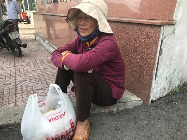 Không ai đánh người phát cơm từ thiện ở Sài Gòn bao giờ-2