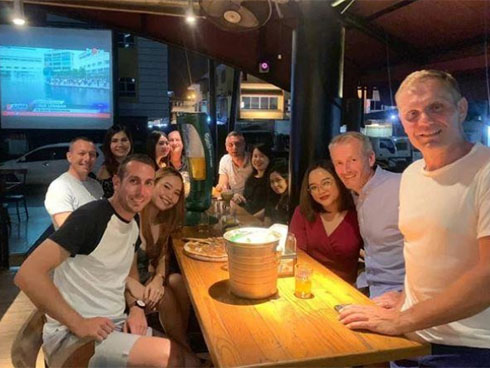 Sau khi sút tung lưới đội bạn xong chạy lên khán đài hôn vợ, cầu thủ nhận cái kết ngượng chín mặt-1