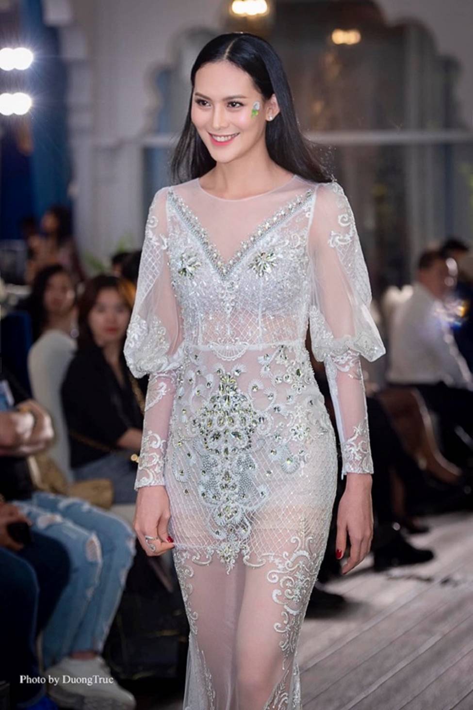 Mỹ nữ Vũng Tàu đi xe 70 tỷ, vợ đại gia mía đường... đẹp như tranh-15