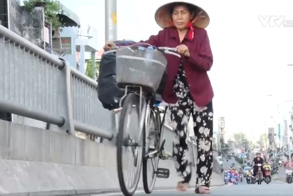 Người con bị mẹ đánh, bắt đi làm con nuôi lúc 10 tuổi: Chắc mẹ hối hận lắm-1