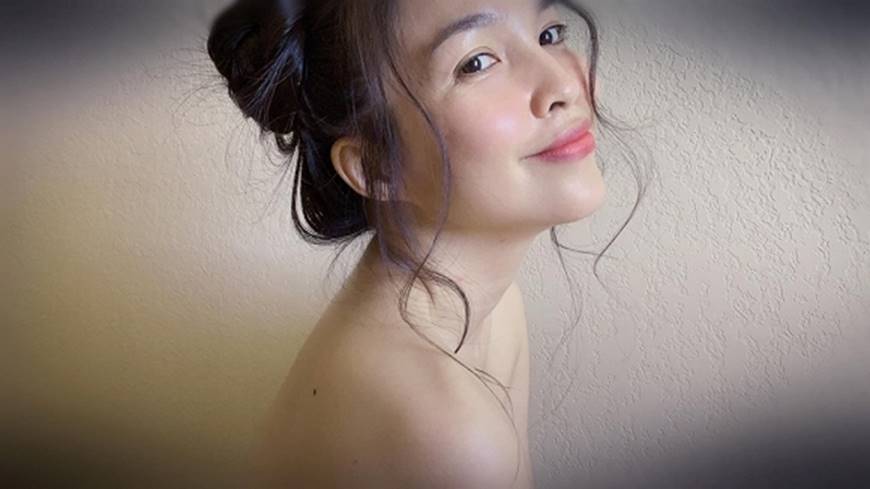 U40 Hiền Thục lại khiến dân tình lụi tim khi diện áo bung cúc hững hờ khoe vòng một-3