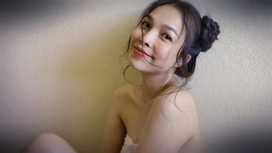 U40 Hiền Thục lại khiến dân tình lụi tim khi diện áo bung cúc hững hờ khoe vòng một-4