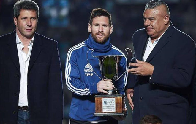 Messi bị chế nhạo khi giành cúp giao hữu cùng tuyển Argentina-1