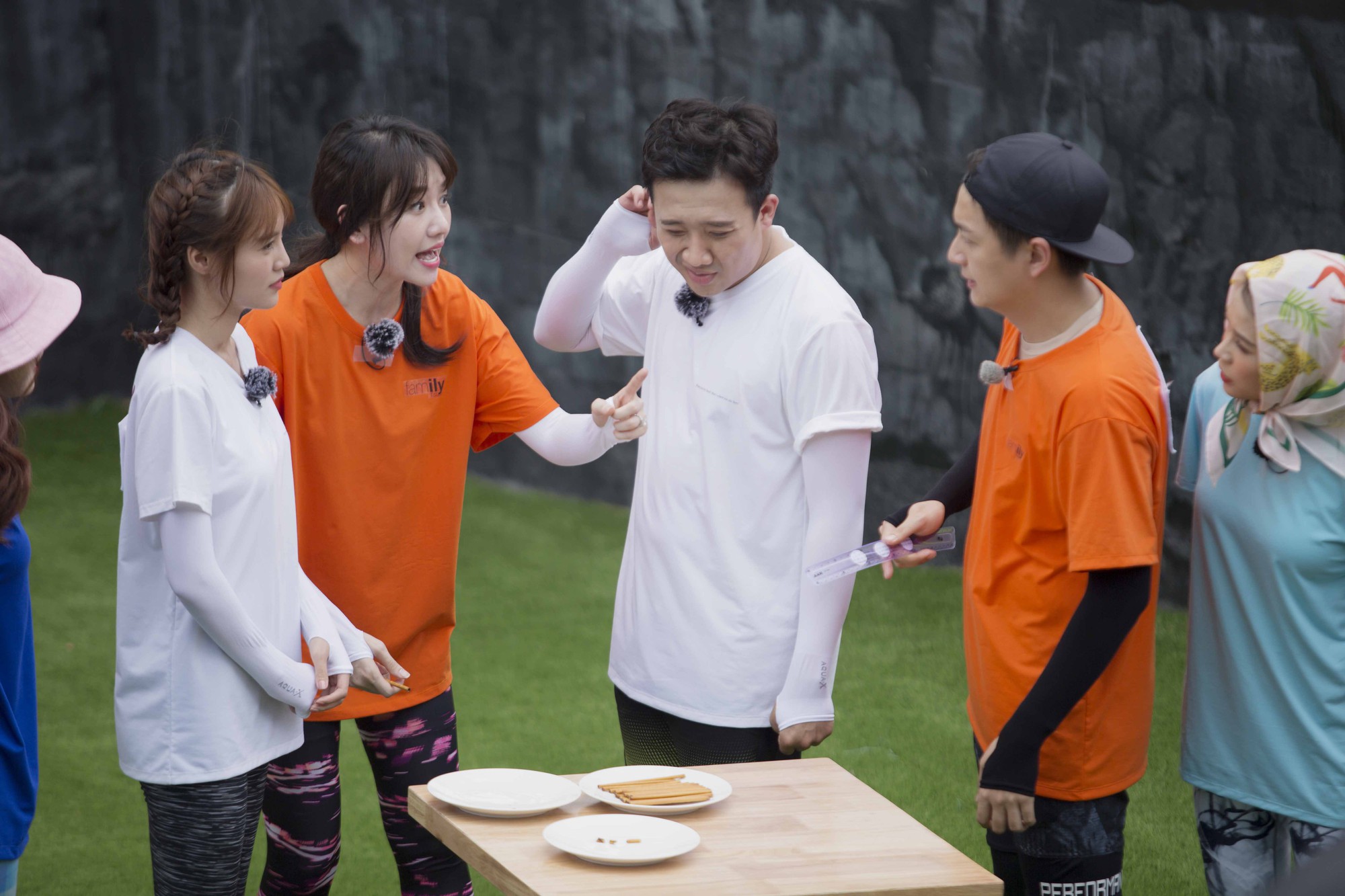 Biết Lan Ngọc sắp hôn môi Trấn Thành, Hari Won tung chiêu đánh ghen khiến ai cũng choáng-5