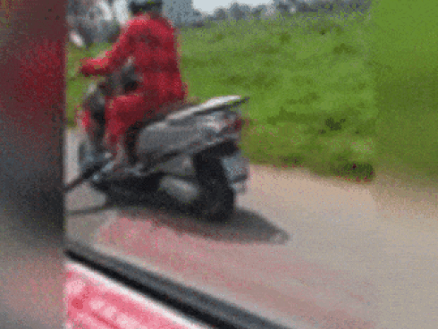 Phẫn nộ với bà mẹ chở con nhỏ đi đường với kiểu ngồi đầy nguy hiểm