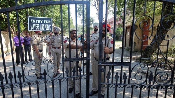 Phẫn nộ quan chức, cảnh sát Ấn Độ hiếp dâm và giết hại bé gái 8 tuổi-1