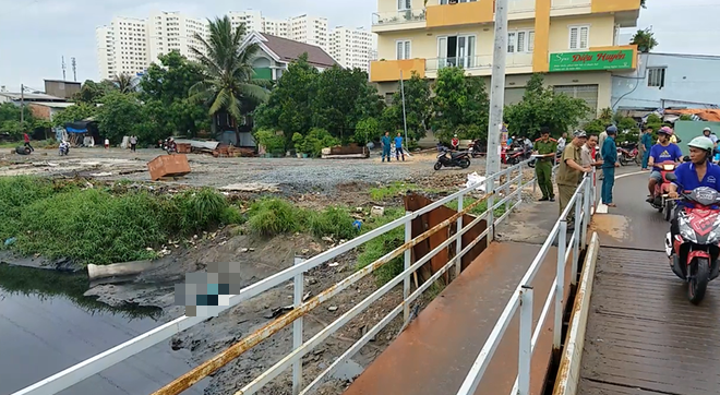 TP.HCM: Phát hiện người phụ nữ tử vong trên khối bê tông dưới lòng kênh-1
