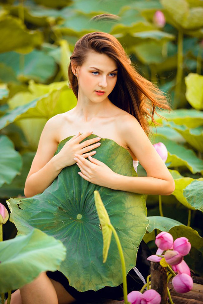 Thiếu nữ Ukraine buông lơi dây yếm, đẹp như tranh vẽ bên sen-2