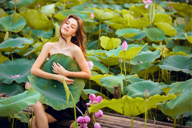 Thiếu nữ Ukraine buông lơi dây yếm, đẹp như tranh vẽ bên sen-3