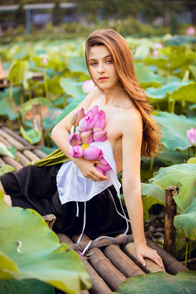 Thiếu nữ Ukraine buông lơi dây yếm, đẹp như tranh vẽ bên sen-5