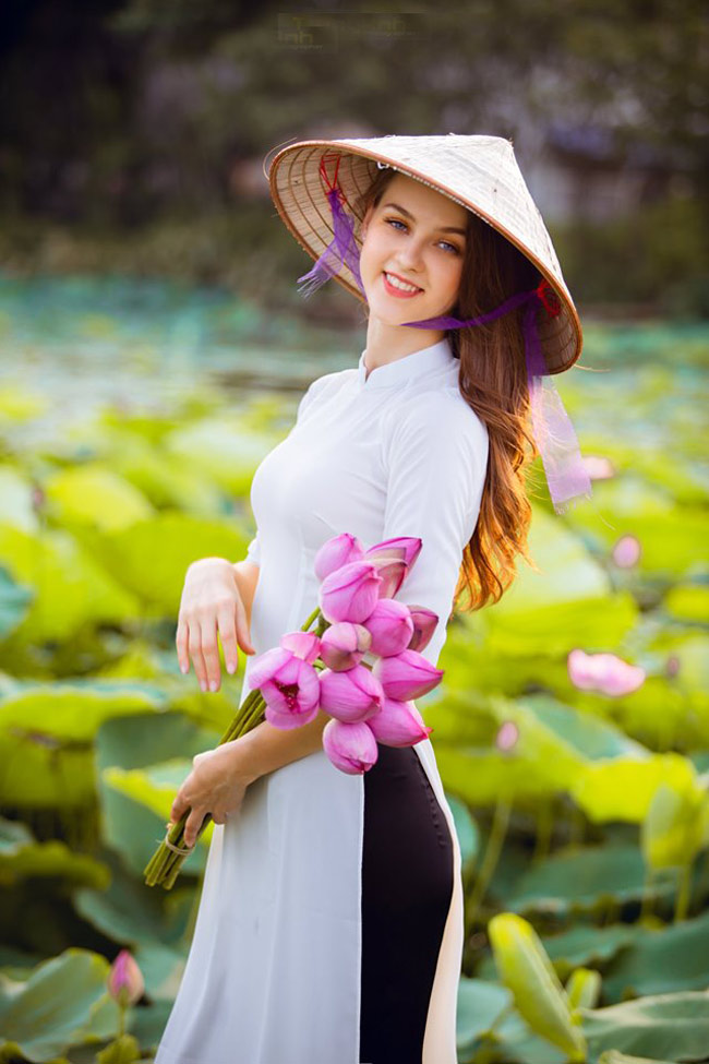 Thiếu nữ Ukraine buông lơi dây yếm, đẹp như tranh vẽ bên sen-11