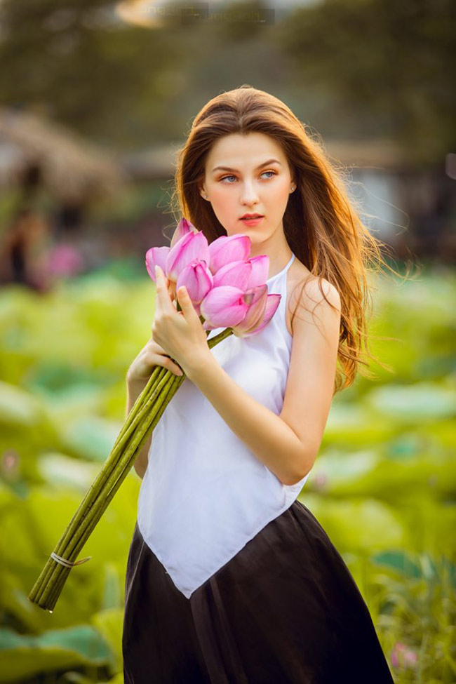 Thiếu nữ Ukraine buông lơi dây yếm, đẹp như tranh vẽ bên sen-12