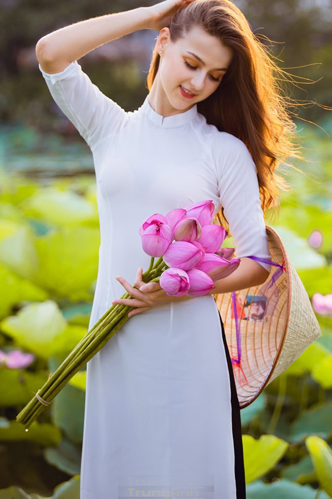 Thiếu nữ Ukraine buông lơi dây yếm, đẹp như tranh vẽ bên sen-13