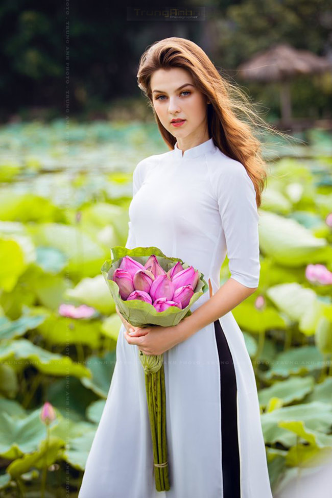 Thiếu nữ Ukraine buông lơi dây yếm, đẹp như tranh vẽ bên sen-15