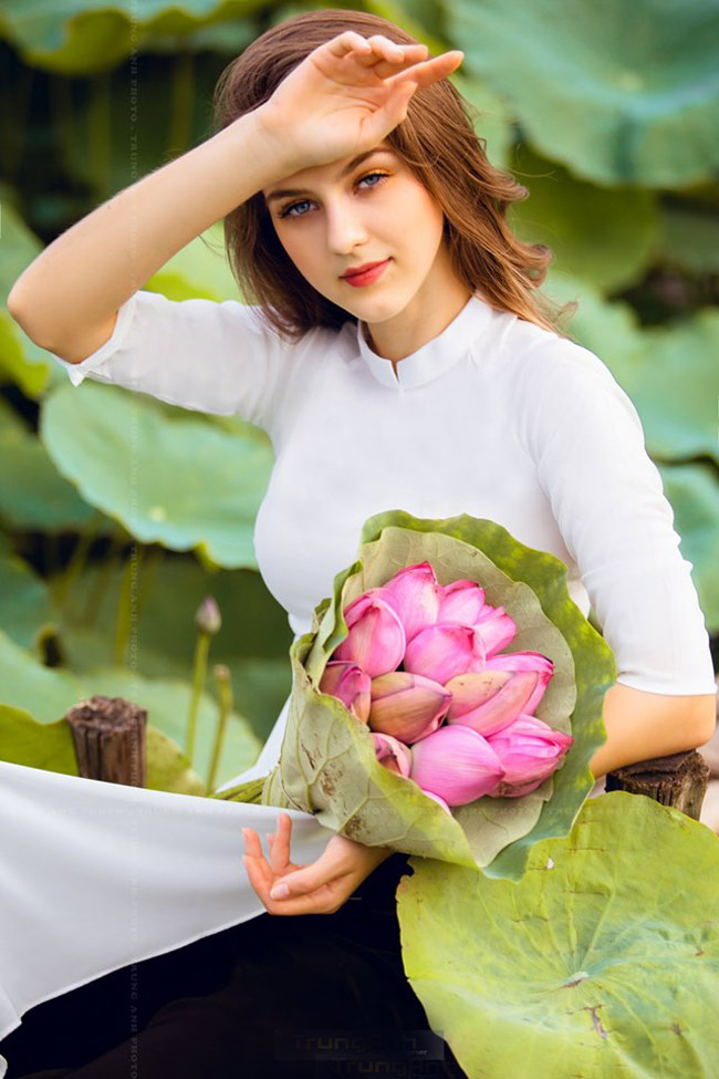 Thiếu nữ Ukraine buông lơi dây yếm, đẹp như tranh vẽ bên sen-16