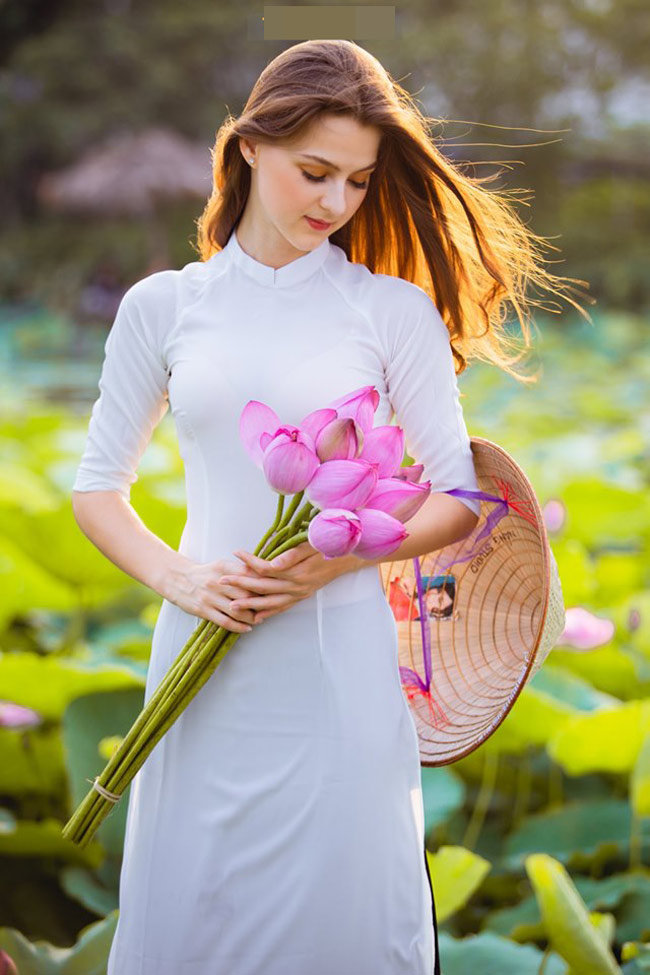 Thiếu nữ Ukraine buông lơi dây yếm, đẹp như tranh vẽ bên sen-18